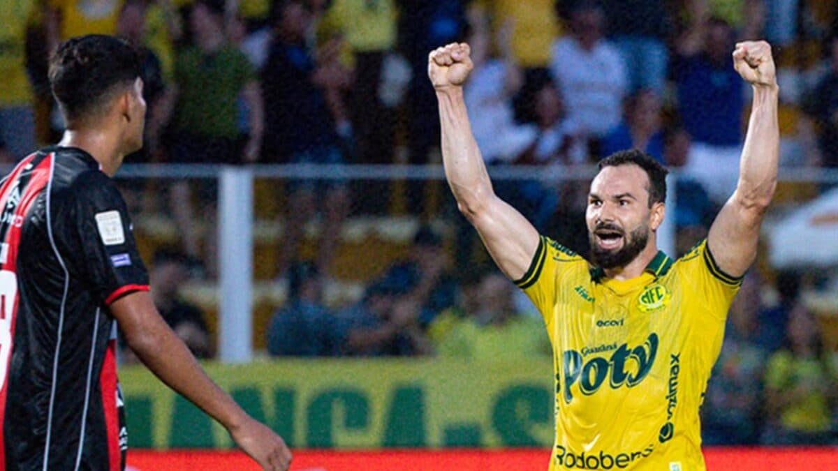 Mirassol supera falha inicial, amassa no segundo tempo e empata com Vitória