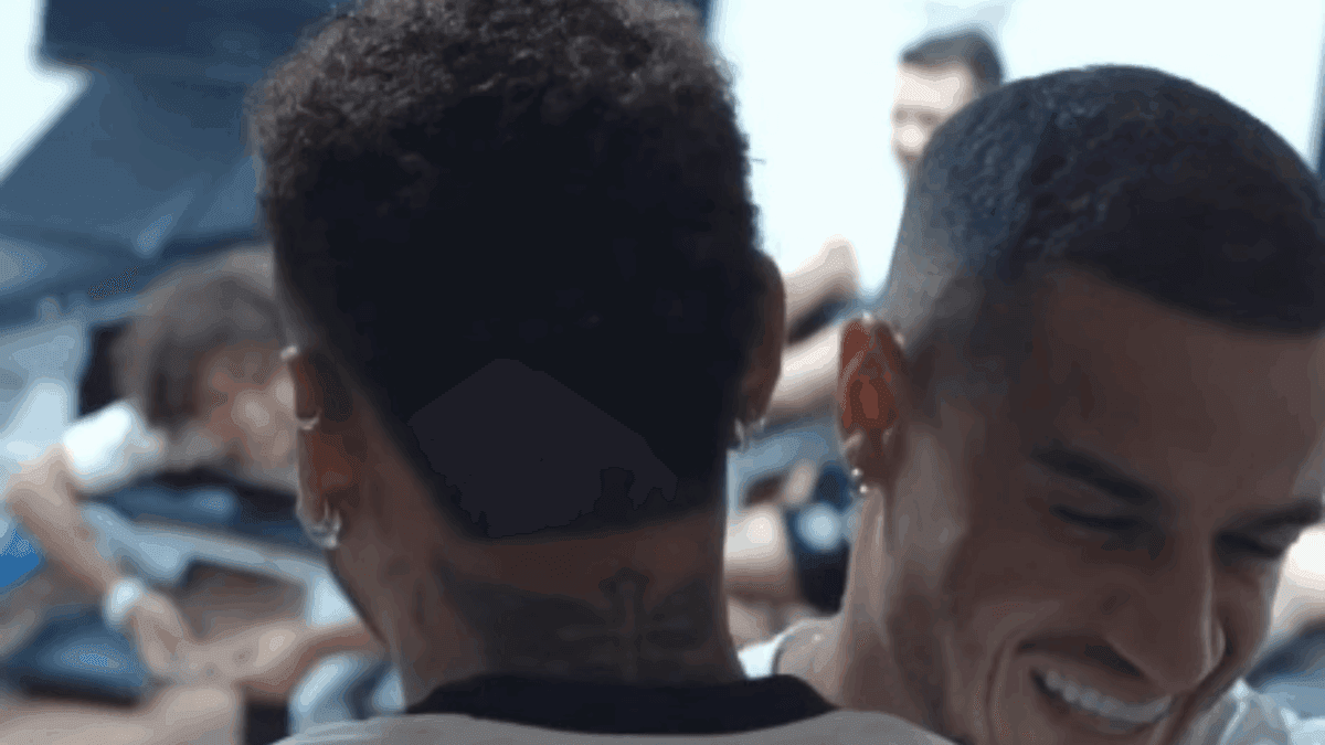 Neymar recebe Coutinho com abraço no CT Rei Pelé: ‘Vai ser feliz ou não vai?’