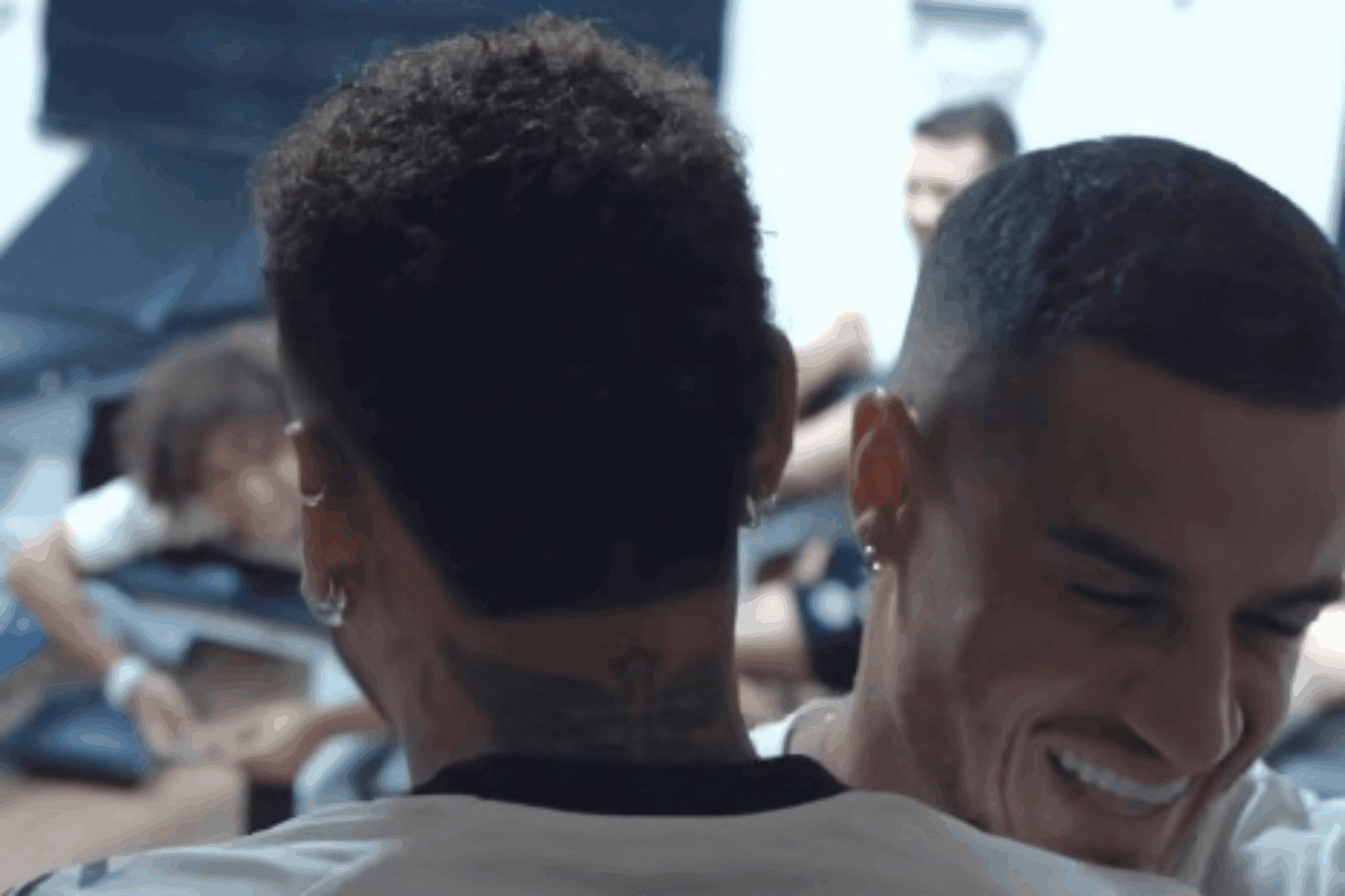 Neymar recebe Coutinho com abraço no CT Rei Pelé: ‘Vai ser feliz ou não vai?’