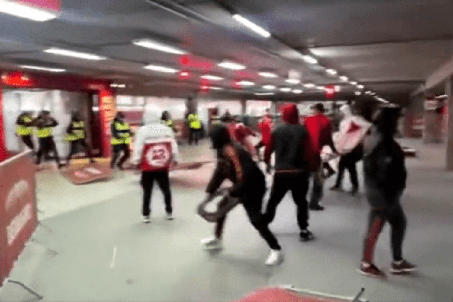 Torcedores do Inter tentam invadir área restrita a jogadores no Beira-Rio
