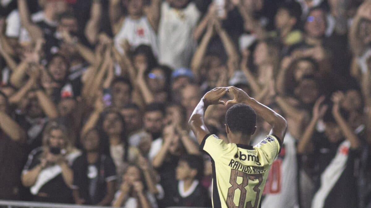 Vasco atropela Coritiba com goleada histórica e deixa a zona de rebaixamento