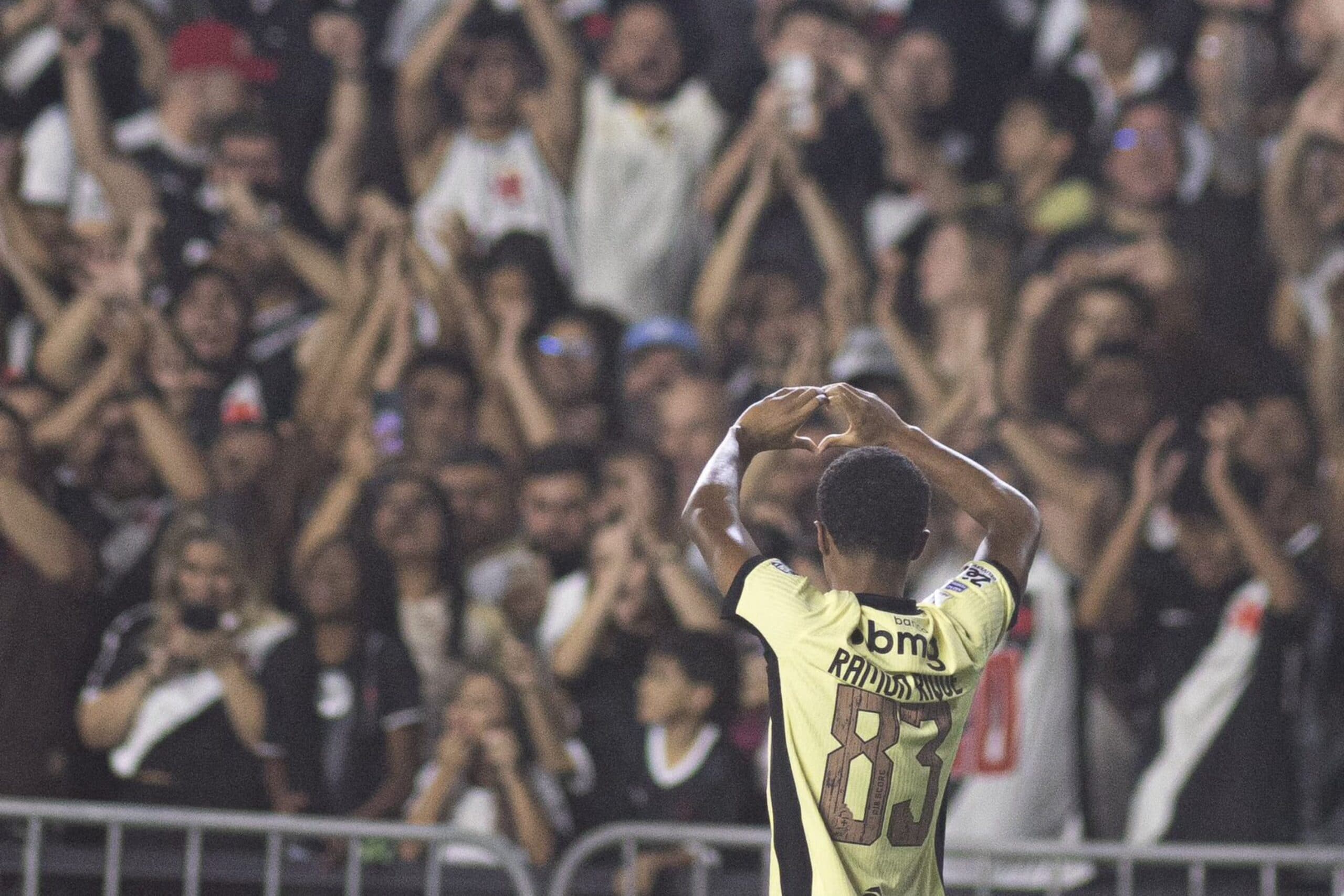 Vasco atropela Coritiba com goleada histórica e deixa a zona de rebaixamento