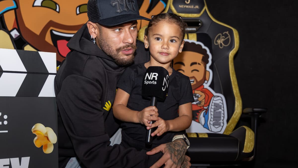 Neymar realiza premiere do Ney Ney com familiares e amigos