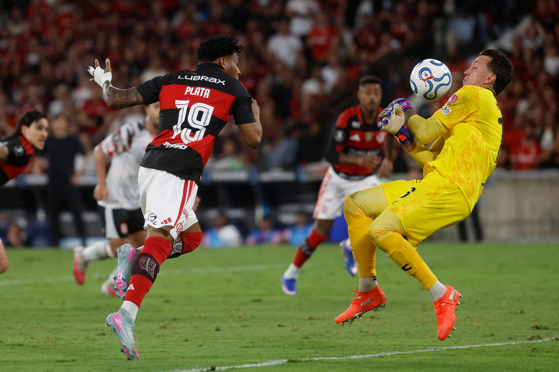 Muslera: de vilão na Copa a herói do Estudiantes no Maracanã