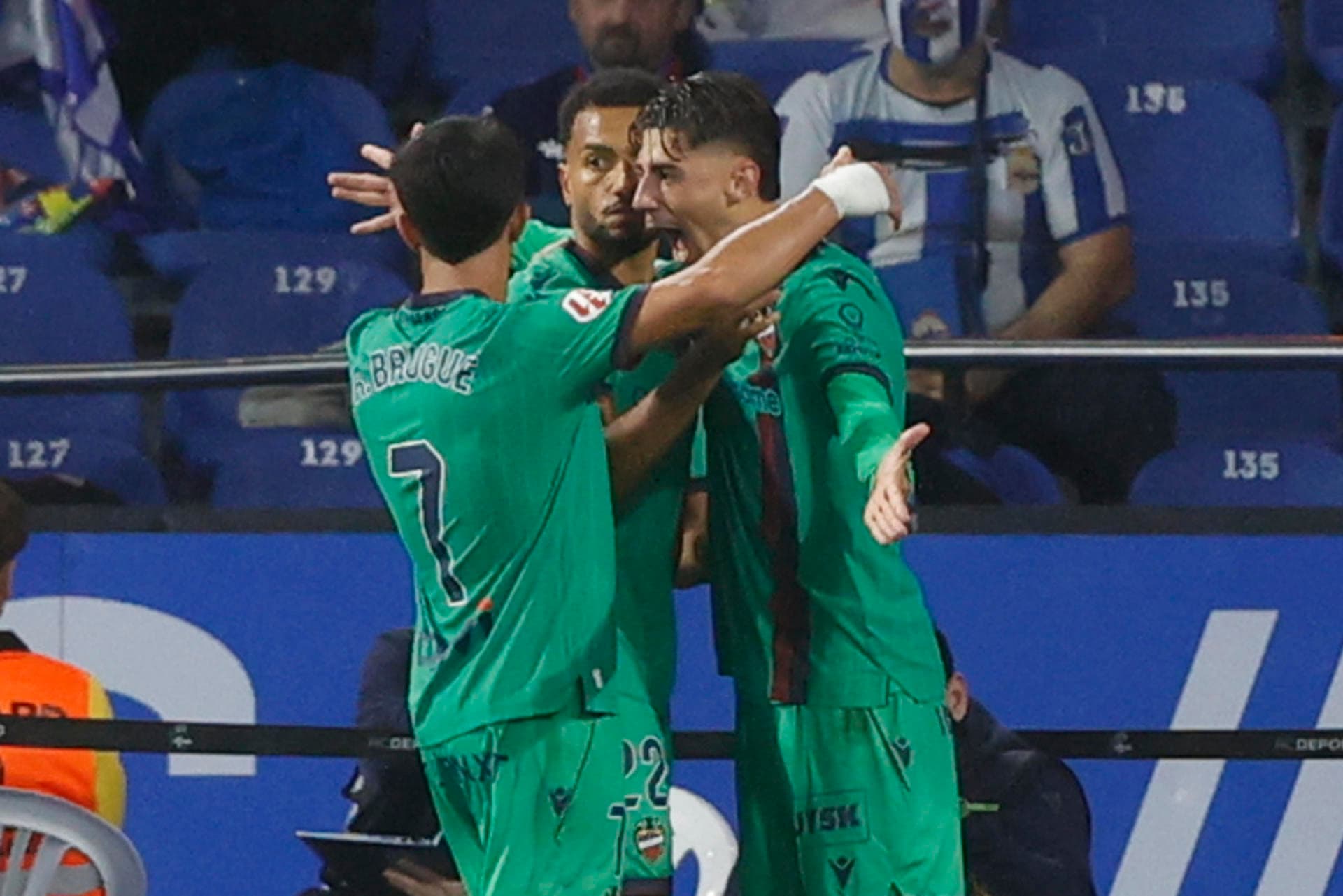 Com gol na reta final, Levante arranca empate do Deportivo La Coruña