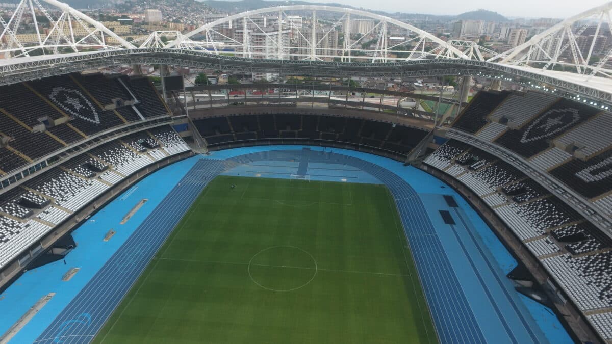 Dirigente do Vasco confirma clássico contra o Flamengo no Nilton Santos e critica gramado do Maracanã