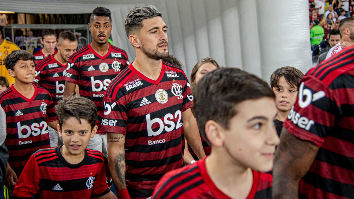 Flamengo divulga primeiras imagens dos bustos de Bruno Henrique e Arrascaeta