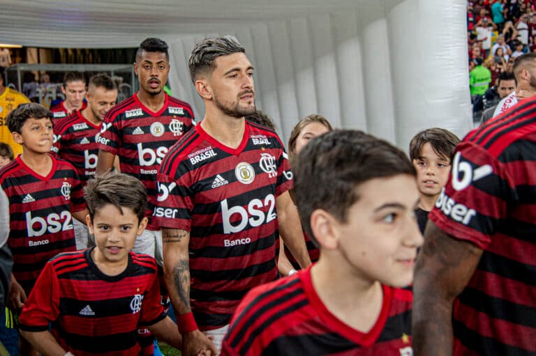 Flamengo divulga primeiras imagens dos bustos de Bruno Henrique e Arrascaeta