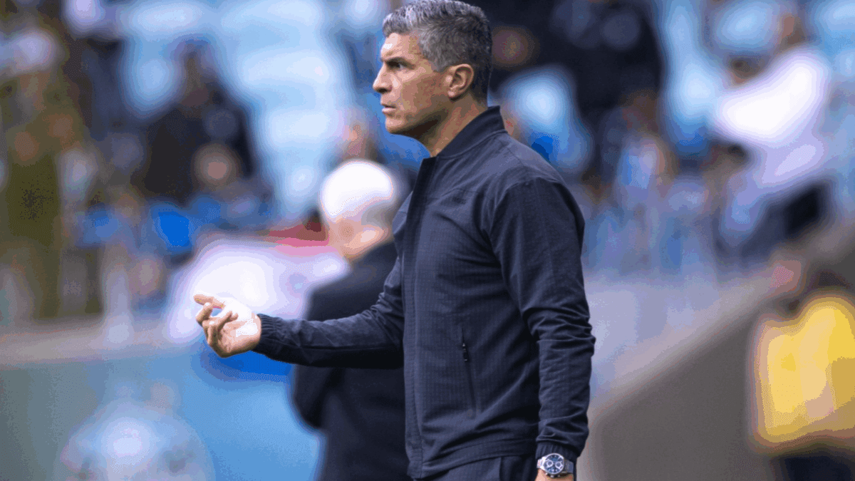 Pedro Emanuel, técnico do Vasco, pede que clube não jogue no gramado sintético do Nilton Santos