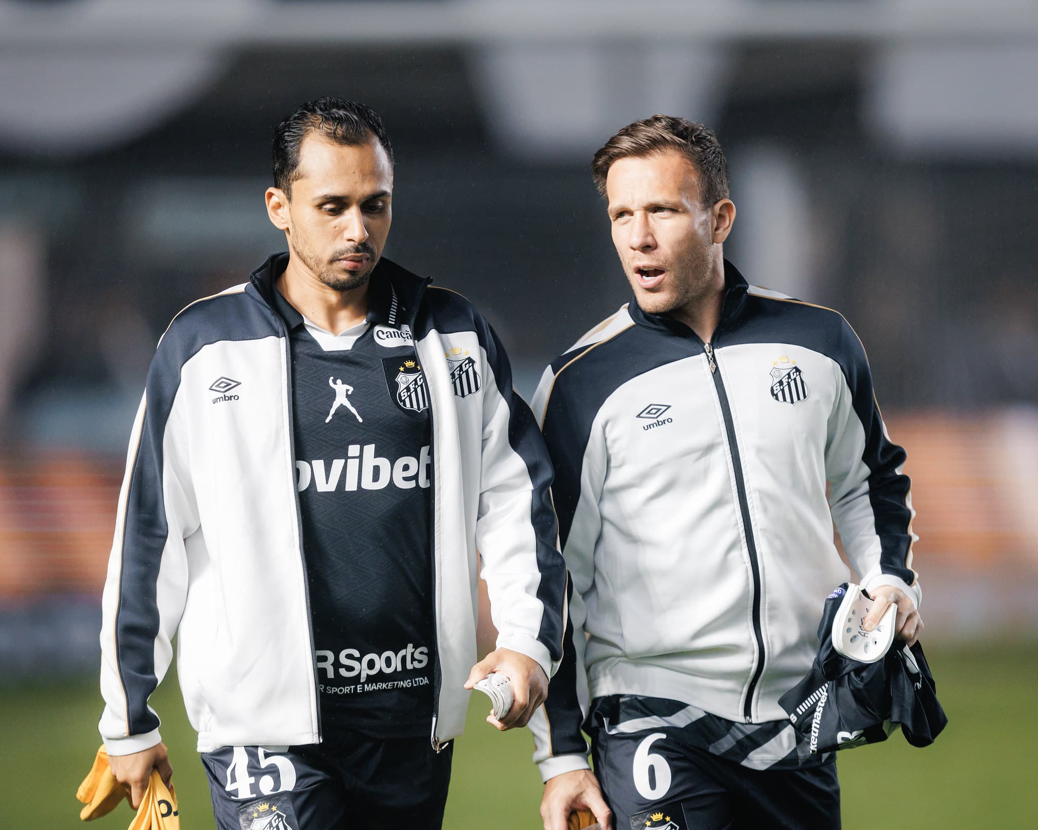 Arthur (à dir.) ao lado de Lima, que surge como candidato a uma vaga no meio - Raul Baretta/Santos FC