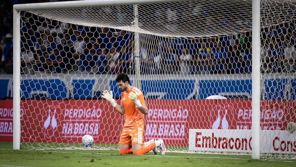 Clubes da Premier League observam goleiro Otávio em clássico