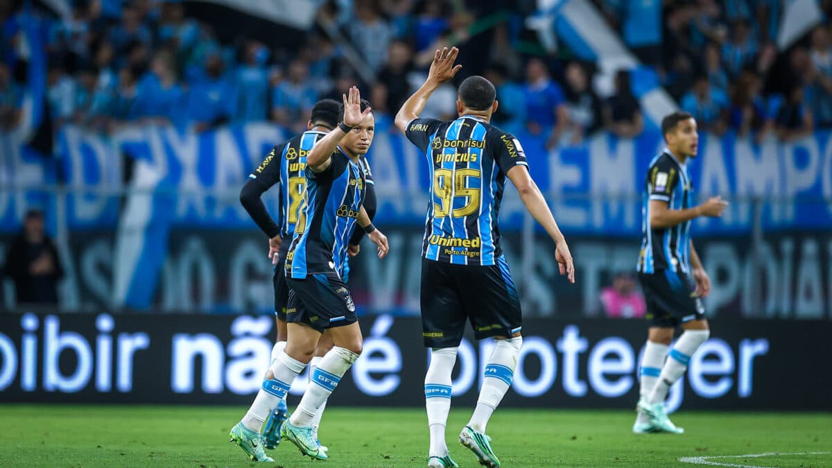 Grêmio bate Athletico-PR por 2 a 0 no Brasileirão e deixa Z-4