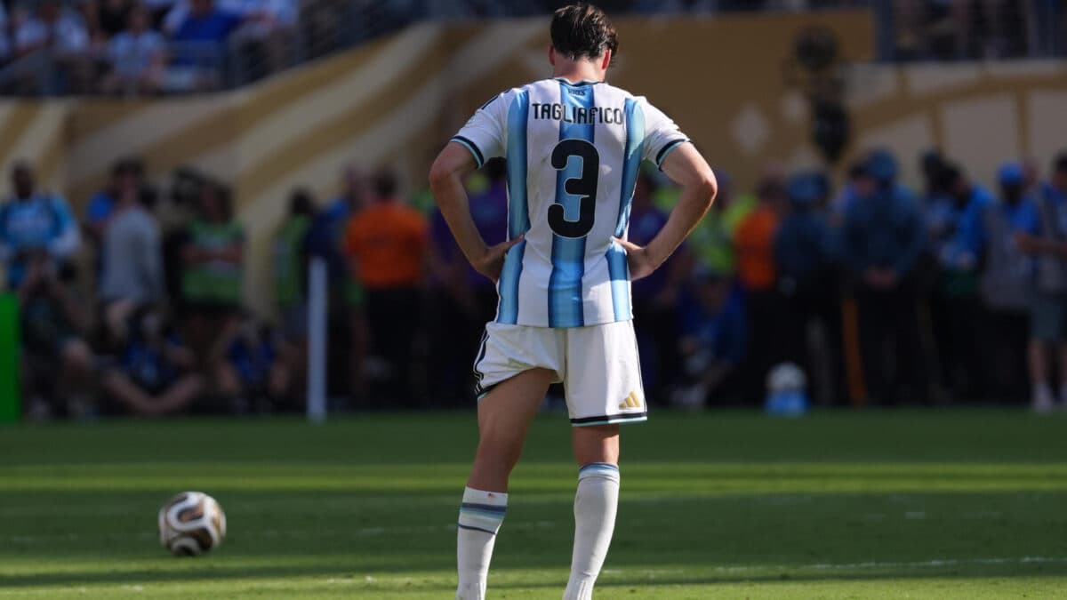 Tagliafico critica futebol argentino: ‘vejo muito pouco’
