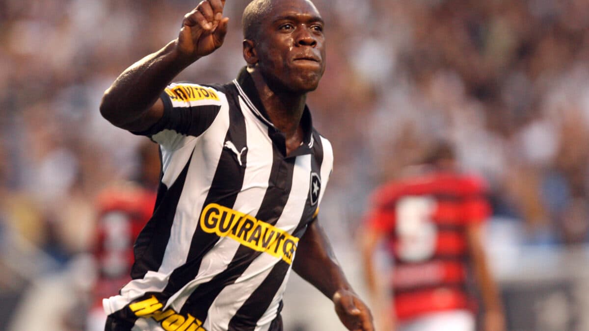 Chegada de helicóptero, mudança no hino e polêmicas no vestiário: relembre a passagem de Seedorf no Botafogo