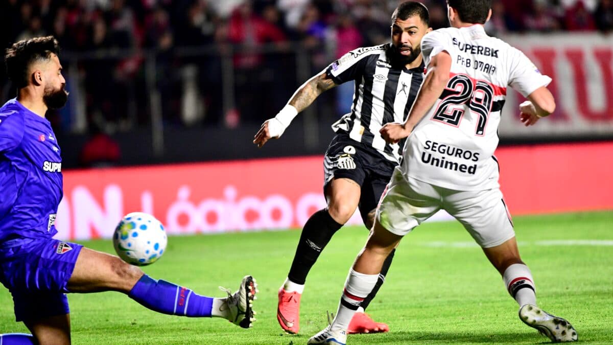 Com dois de Gabigol, Santos vira sobre o São Paulo e quebra tabu