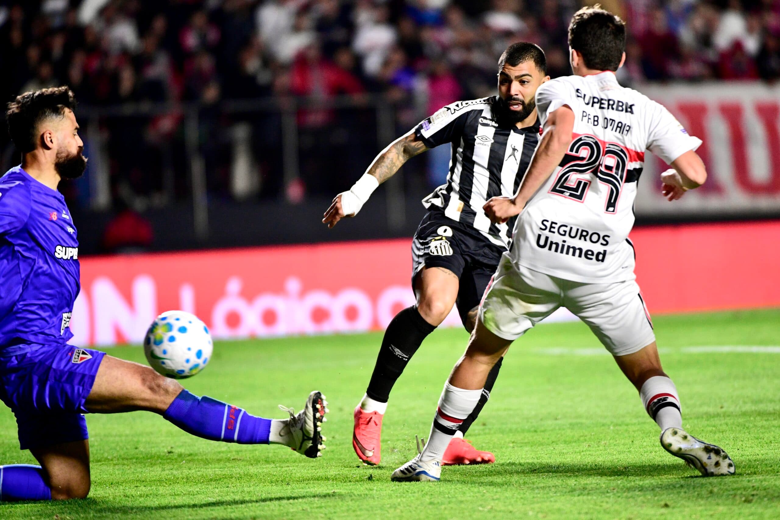 Com dois de Gabigol, Santos vira sobre o São Paulo e quebra tabu
