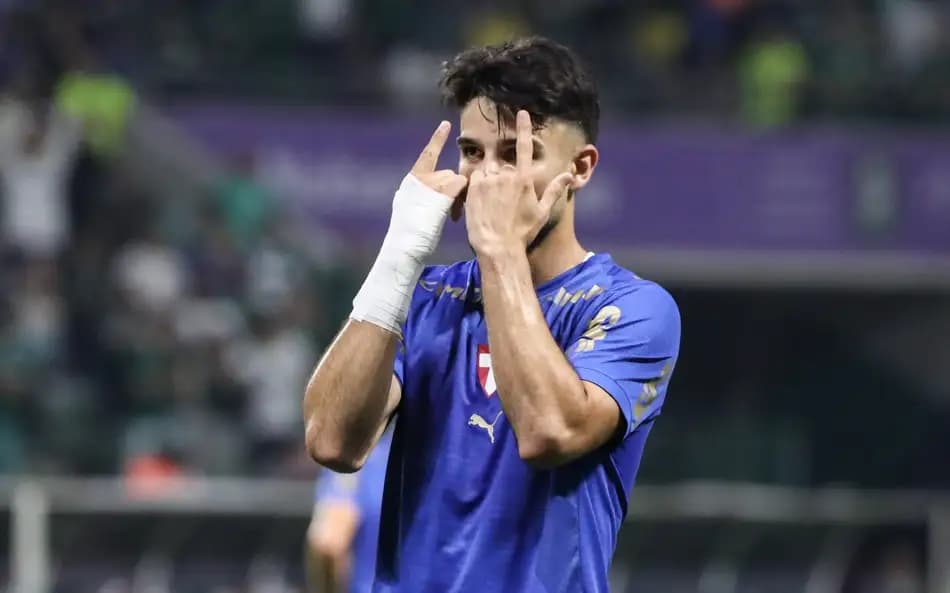 Palmeiras para em Ronaldo, mas vence e segue na vice-liderança