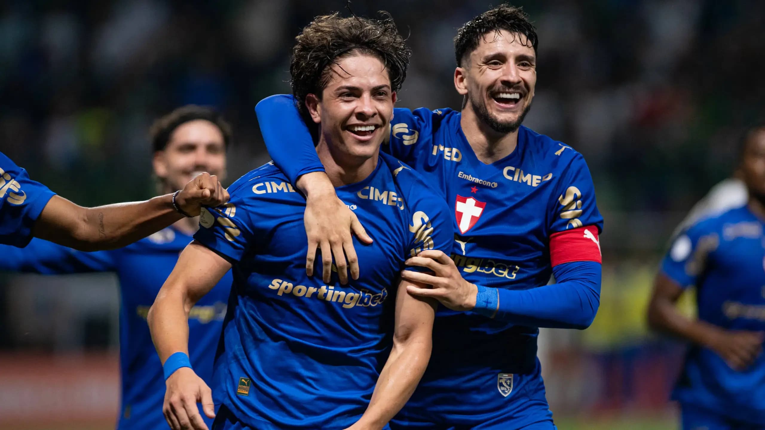 Palmeiras vence o RB Bragantino por 2 a 0 e lidera o Brasileirão