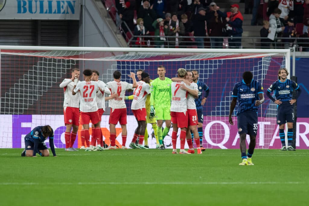 RB Leipzig sobrevive a pênalti perdido pelo PSV e vence na Champions
