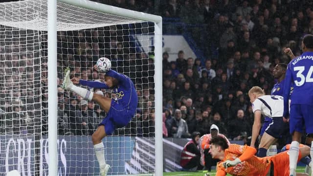 Goleiro Mike Penders marca contra e Tottenham vence o Chelsea