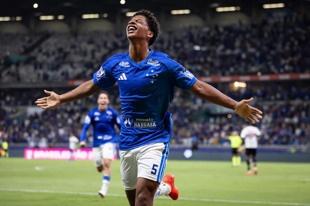Cruzeiro bate o São Paulo no Mineirão e alcança a quarta posição