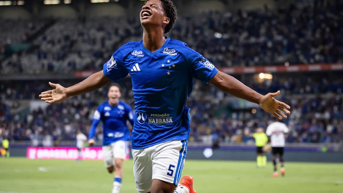 Cruzeiro bate o São Paulo no Mineirão e alcança a quarta posição