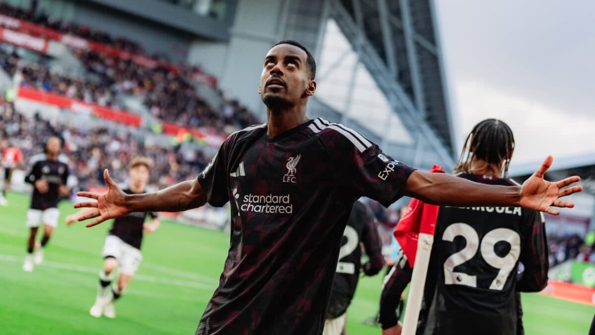 Em jogo com duas expulsões, Liverpool bate o Brentford de virada