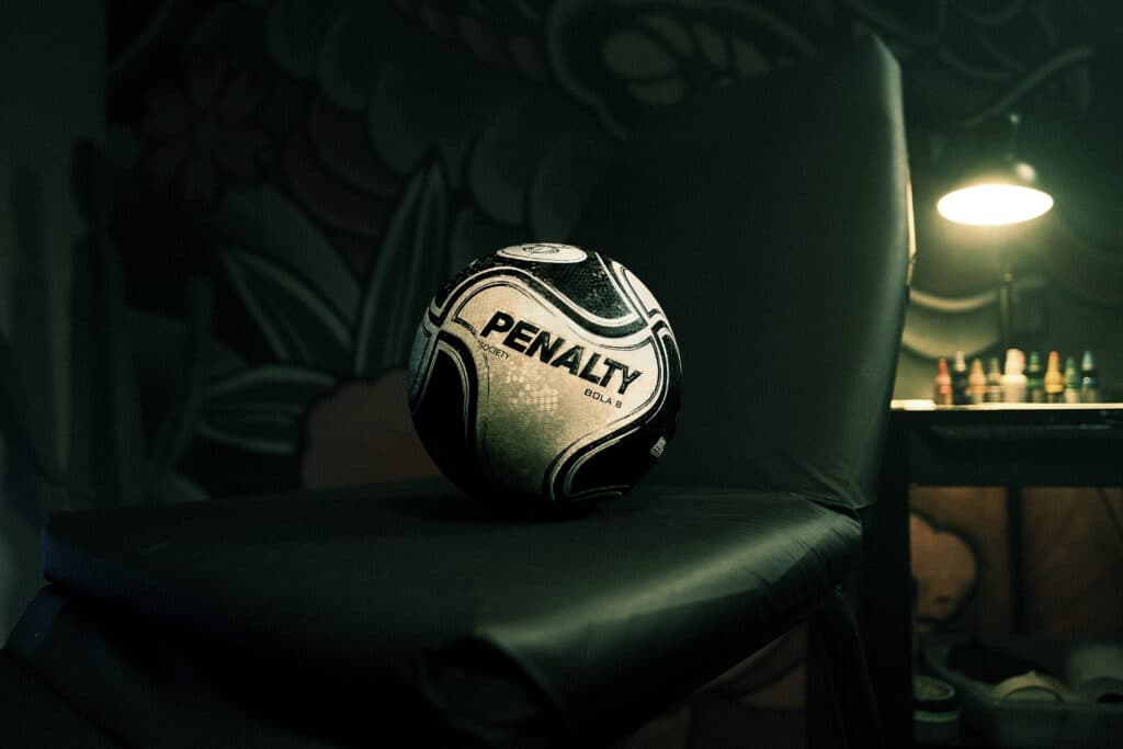 Icônica bola do futebol brasileiro celebra 18 anos com edição limitada