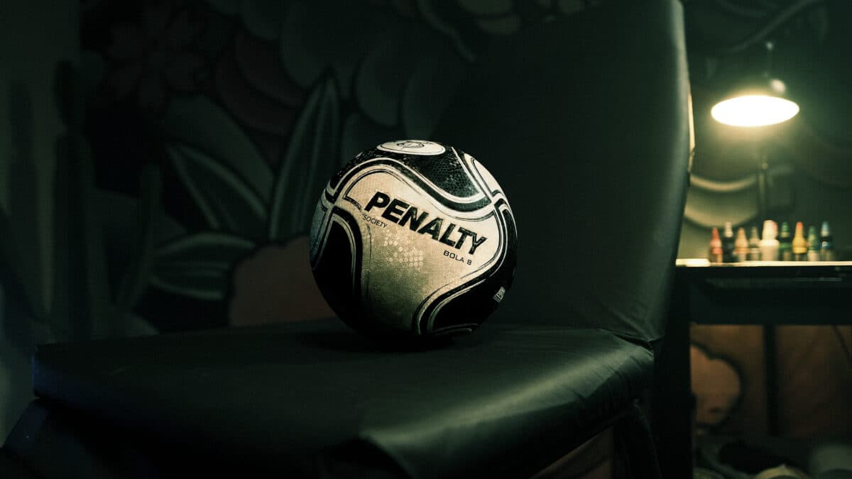 Icônica bola do futebol brasileiro celebra 18 anos com edição limitada