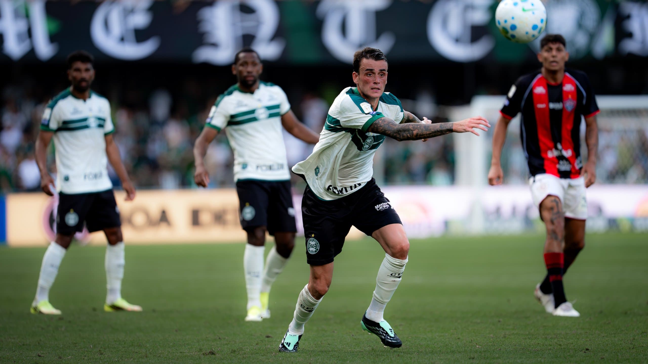 Coritiba domina o Vitória, vence por 2 a 0 e respira no Brasileirão