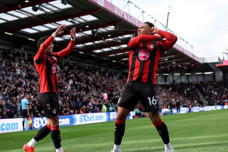 Brasileiro brilha com gol e assistência, e Bournemouth vence a primeira