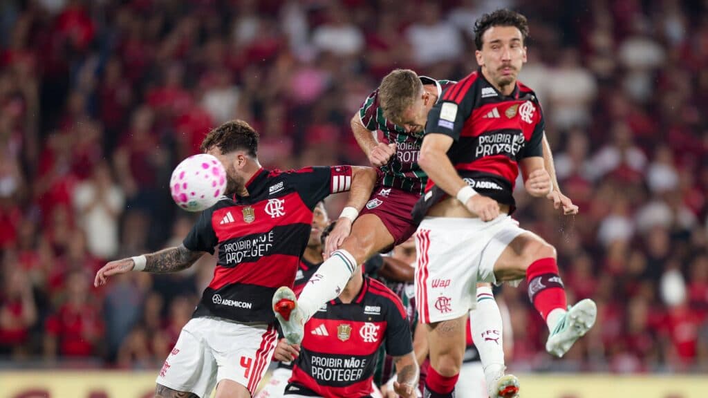 Flamengo vence clássico e mantém liderança no Brasileirão
