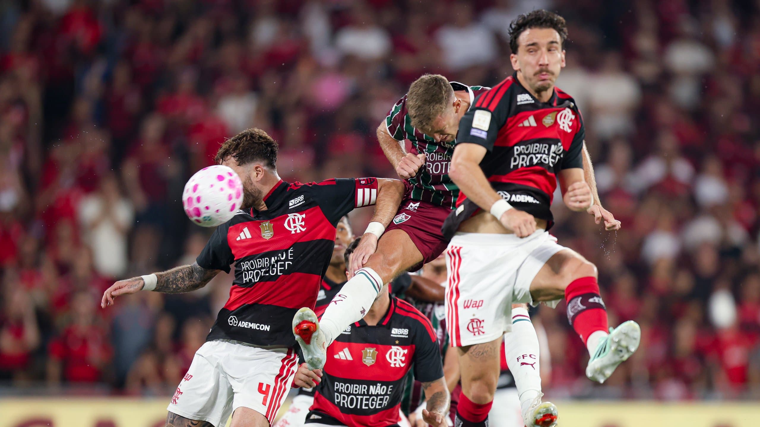 Flamengo vence clássico e mantém liderança no Brasileirão