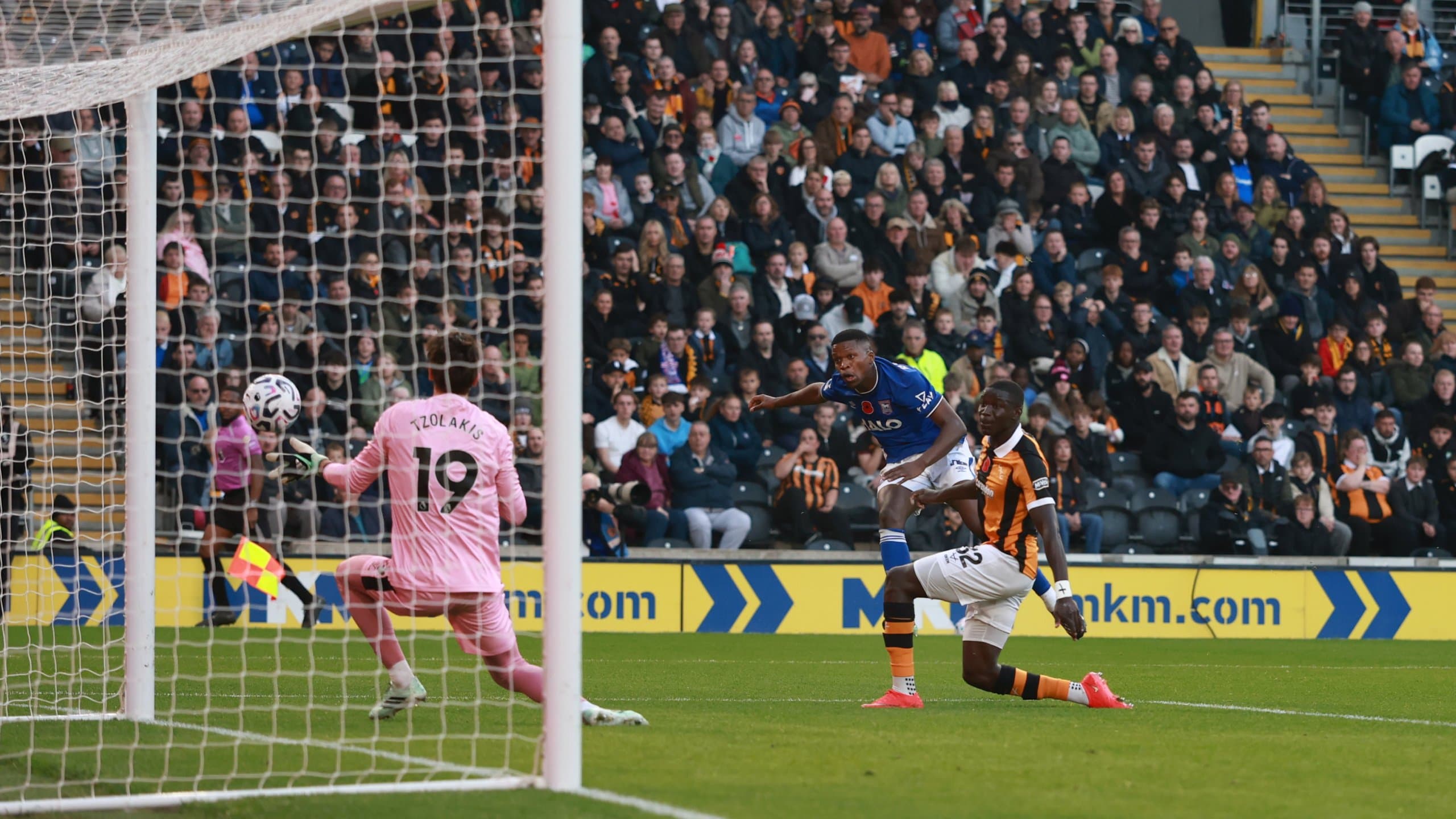Hull City vira, mas Ipswich Town busca empate no Inglês