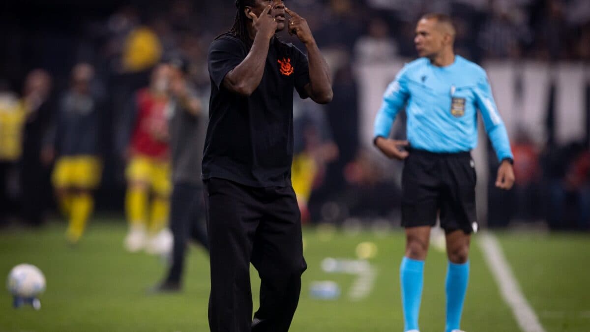 Seedorf celebra vitória no Corinthians, mas alerta: ‘Não acabou’