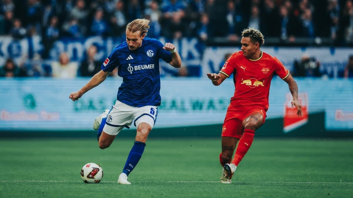 RB Leipzig domina o Schalke 04, vence por 2 a 0 e segue no topo do Campeonato Alemão