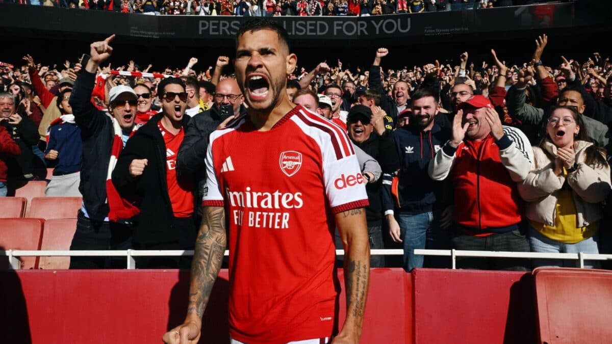 Bruno Guimarães entra, marca, e Arsenal vira sobre o Leeds no Inglês