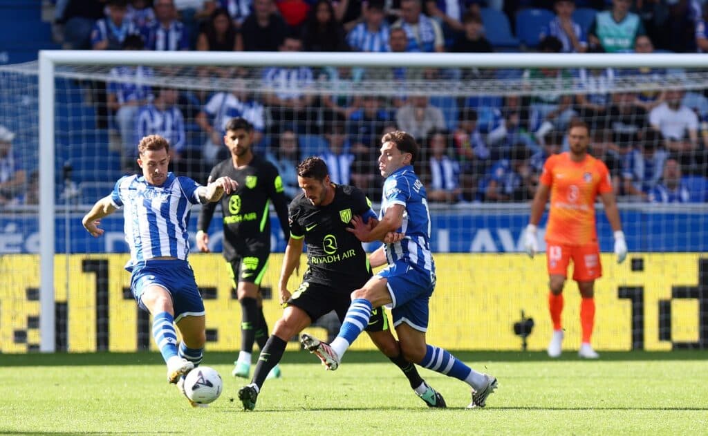 Com um a mais, Atlético de Madrid vence Alavés e segue na cola do Barcelona na La Liga
