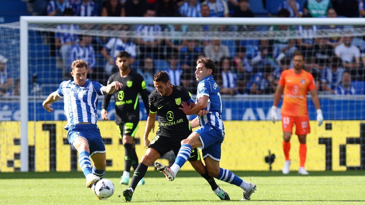 Com um a mais, Atlético de Madrid vence Alavés e segue na cola do Barcelona na La Liga