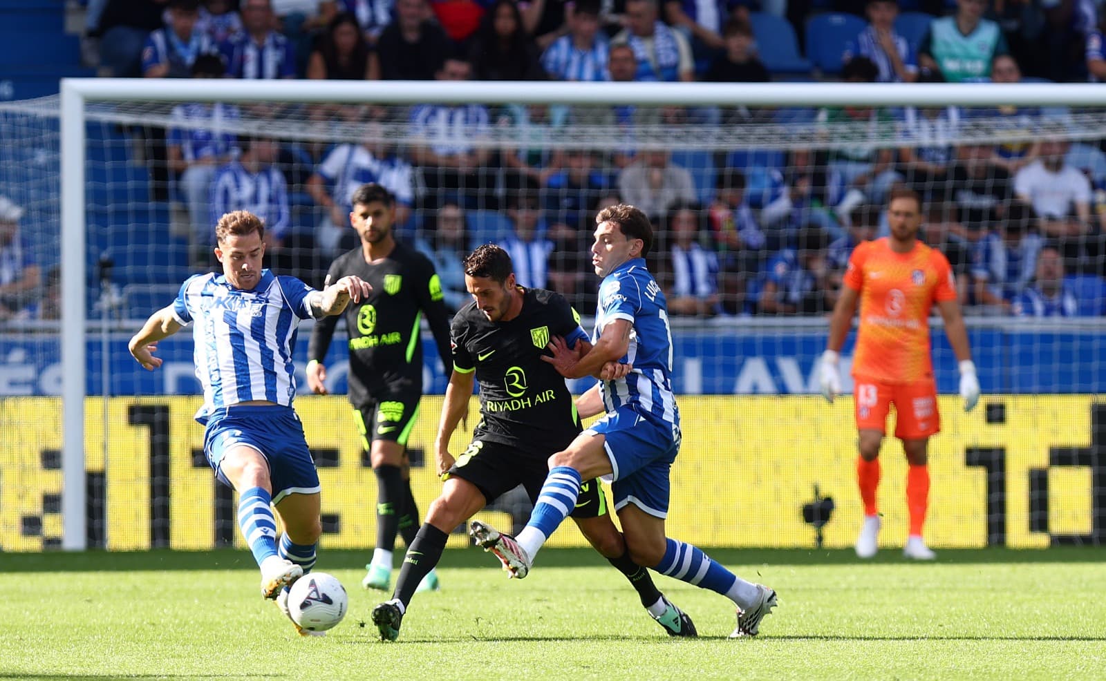 Com um a mais, Atlético de Madrid vence Alavés e segue na cola do Barcelona na La Liga