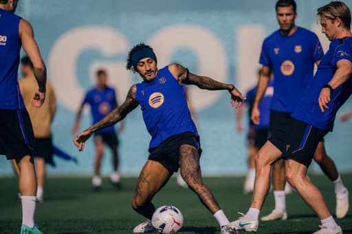 Raphinha treina no Barcelona e clube define condição para atacante voltar a jogar; entenda
