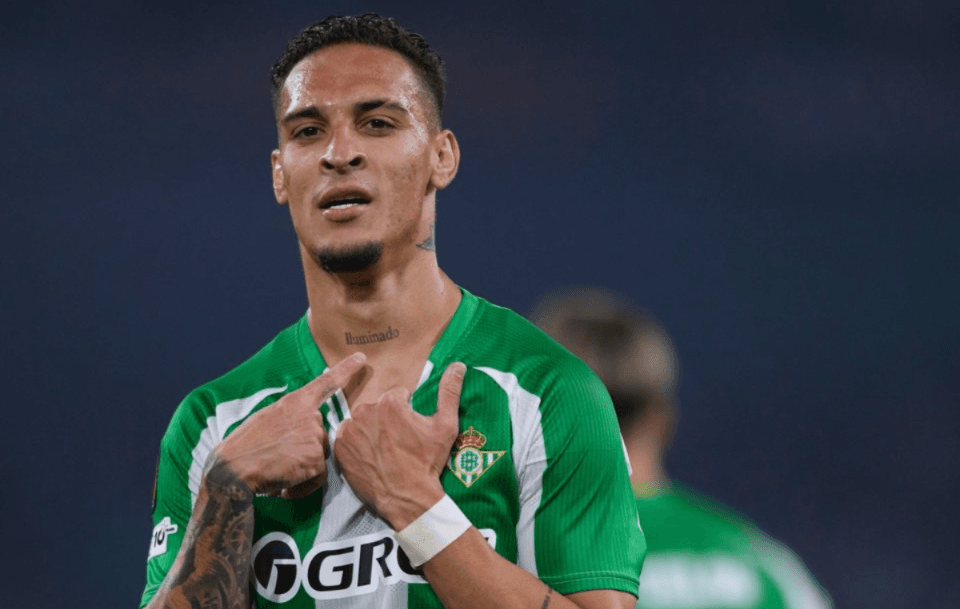 Antony tem casa invadida enquanto jogava no Betis pela Liga dos Campeões