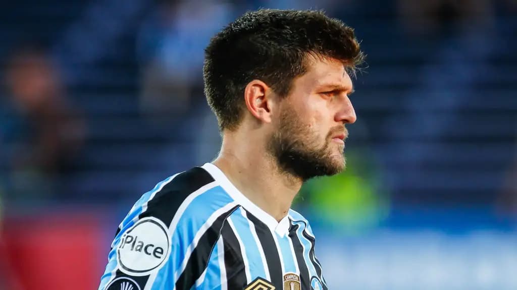 Kannemann é denunciado no STJD e pode pegar longa suspensão