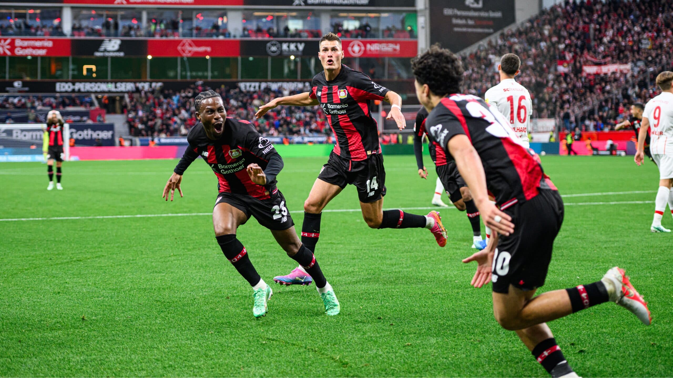 Bayer Leverkusen vira sobre o Freiburg e deixa Bundesliga embolada