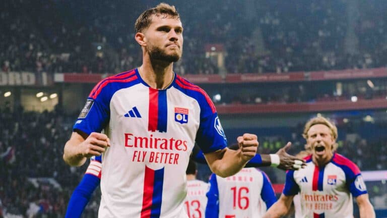 Lyon vira sobre o Nice, conta com VAR no fim e lidera