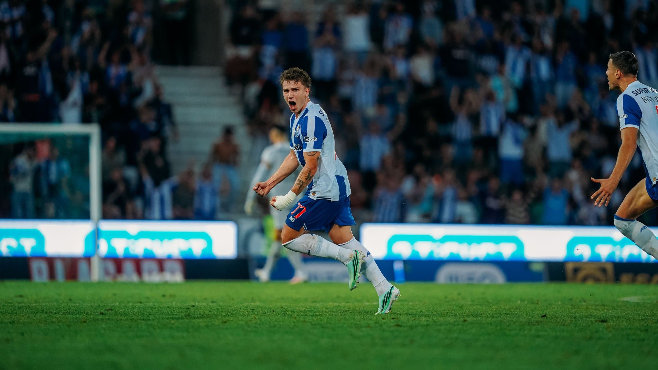 Pietuszewski sai do banco, marca no fim e Porto vira sobre o Marítimo
