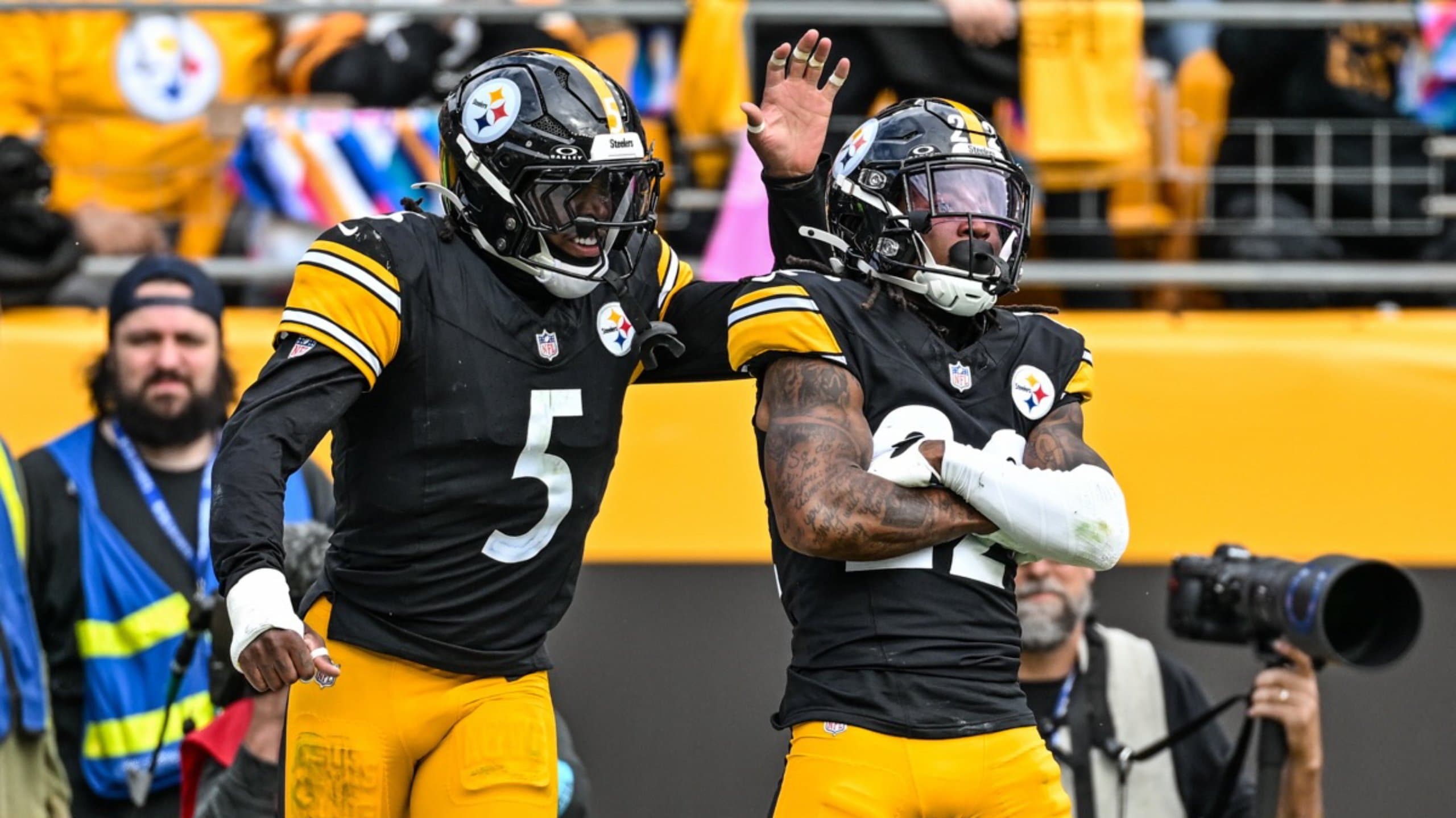 NFL: Steelers vencem Colts com três touchdowns de Aaron Rodgers