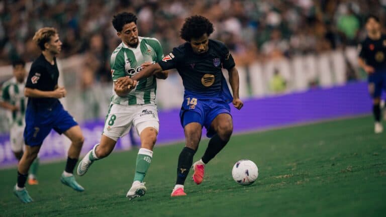 Barcelona aproveita expulsão, goleia o Betis e segue perfeito no Espanhol