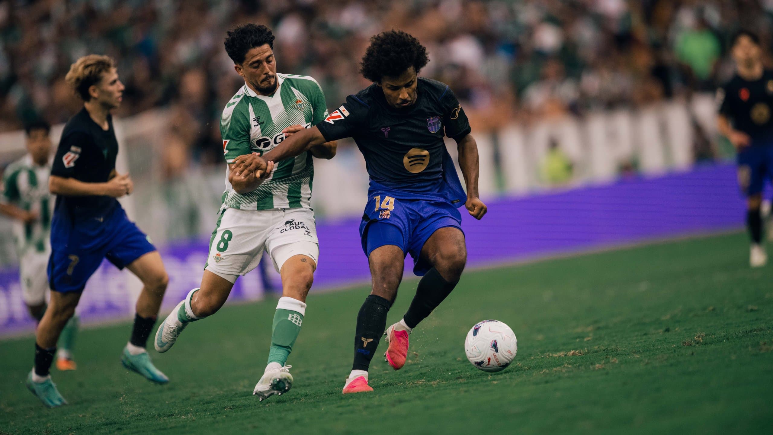 Barcelona aproveita expulsão, goleia o Betis e segue perfeito no Espanhol
