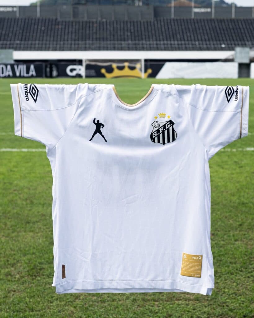 Imagem da camisa branca do Santos com a silhueta do Rei - Divulgação/Umbro